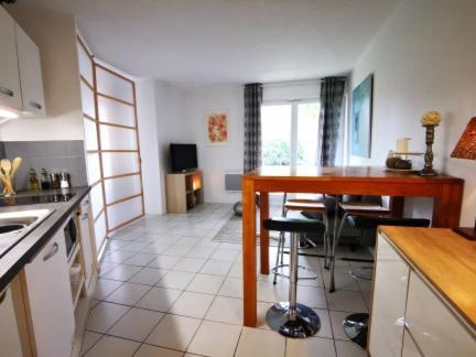 La Bulle Bleue - Parking-terrasse-aeoport-meet *